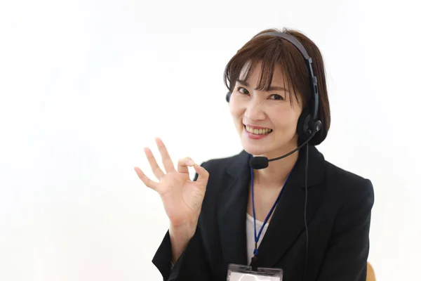 Młody Azji Biznes Kobieta Zestaw Słuchawkowy Pokazując — Zdjęcie stockowe