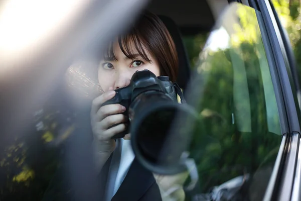 Schöne Asiatische Junge Frau Mit Kamera Auto Paparazzi — Stockfoto