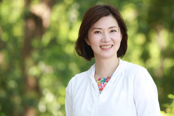 Schöne Asiatische Junge Frau Lächelt Freien — Stockfoto