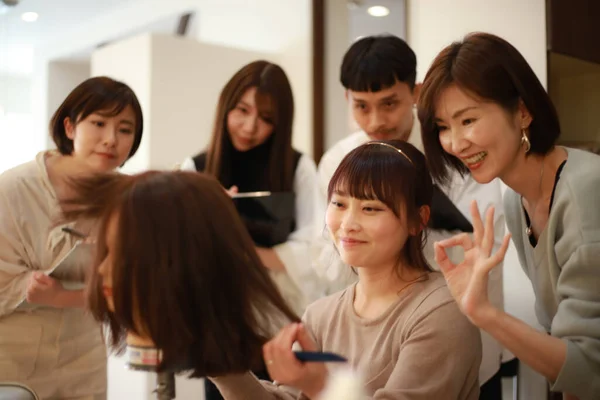 Étudiants Coiffeur Apprendre Faire Couper Les Cheveux — Photo