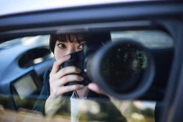 Piękna Azji Młoda Kobieta Aparatem Fotograficznym Samochodzie Paparazzi — Zdjęcie stockowe