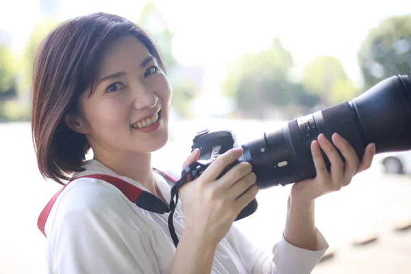 Krásný Asijské Mladý Žena Fotograf Venku — Stock fotografie