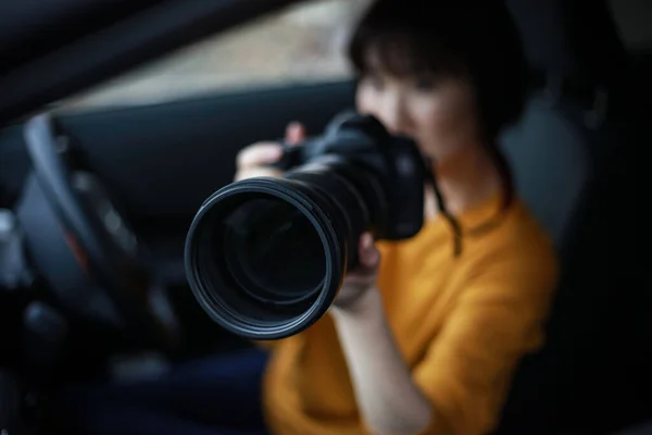 Schöne Asiatische Junge Frau Paparazzi Auto — Stockfoto