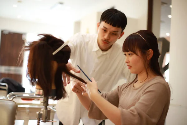 Peluquero Mujer Enseñanza Cortar Pelo —  Fotos de Stock