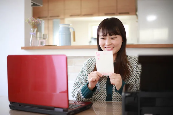 Heureux Asiatique Femme Tenant Carte Postale — Photo