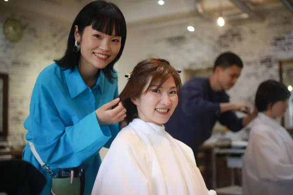 Close Portret Azjatyckich Fryzjerów Tworząc Nową Fryzurę Klienta — Zdjęcie stockowe