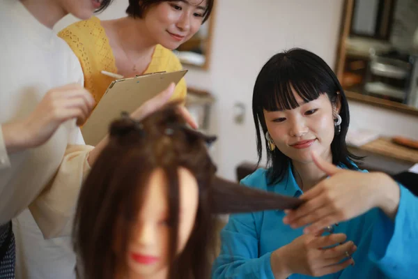 Profesyonel Saç Stili Ustası Olan Bir Grup Asyalı — Stok fotoğraf