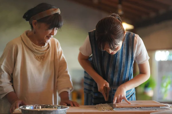 Asyalı Kadın Kızına Erişte Yapmayı Öğretiyor — Stok fotoğraf