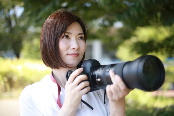 Schöne Asiatische Junge Frau Mit Kamera Freien — Stockfoto