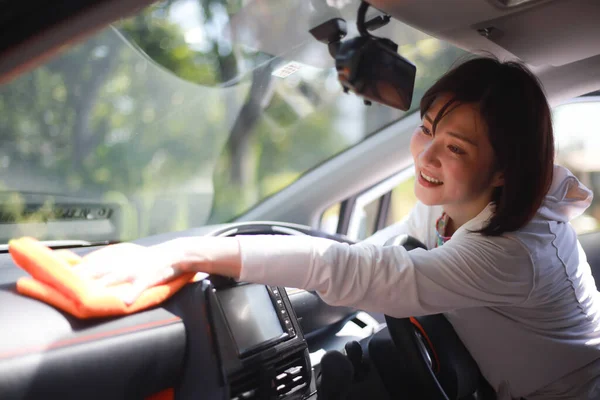 Piękny Azji Młody Kobieta Sprzątanie Samochód — Zdjęcie stockowe