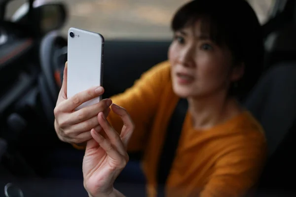 Beautiful Asian Young Woman Smartphone Car — Stock Photo, Image