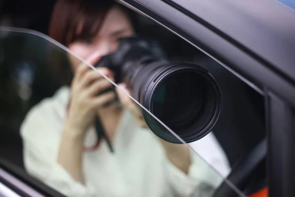美丽的亚洲年轻女子 车上有相机 狗仔队 — 图库照片