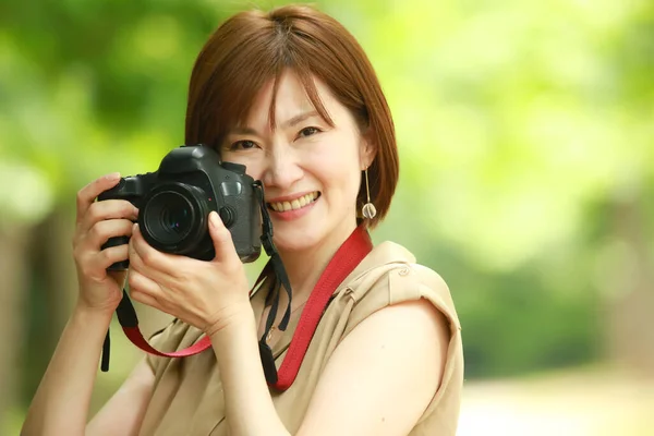 Portret Pięknej Azjatyckiej Młodej Kobiety Kamerą — Zdjęcie stockowe