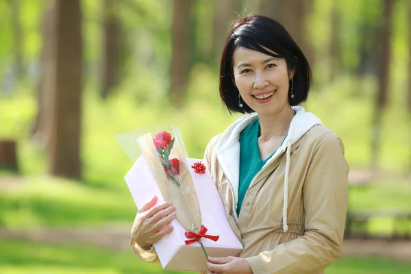 Asiatische Frau Holding Blume — Stockfoto