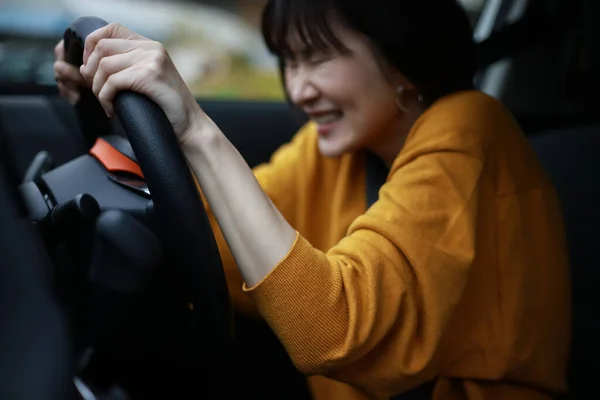 Przestraszony Piękny Azji Młody Kobieta Kierownicą Samochód — Zdjęcie stockowe