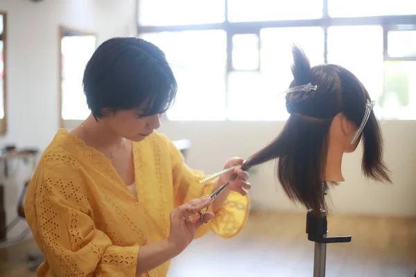 Peluquero Aprender Cortar Cabello —  Fotos de Stock