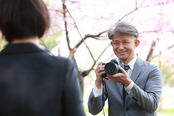 Senior Asiatique Homme Avec Caméra — Photo