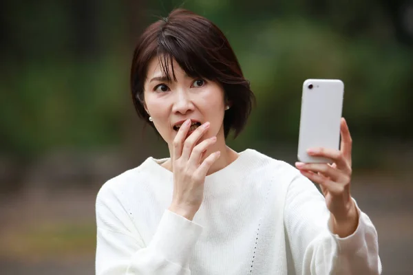 Hermosa Asiático Joven Mujer Negocios Con Smartphone Aire Libre — Foto de Stock