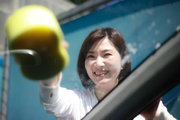 Schön Asiatische Junge Frau Reinigen Glas Die Auto — Stockfoto