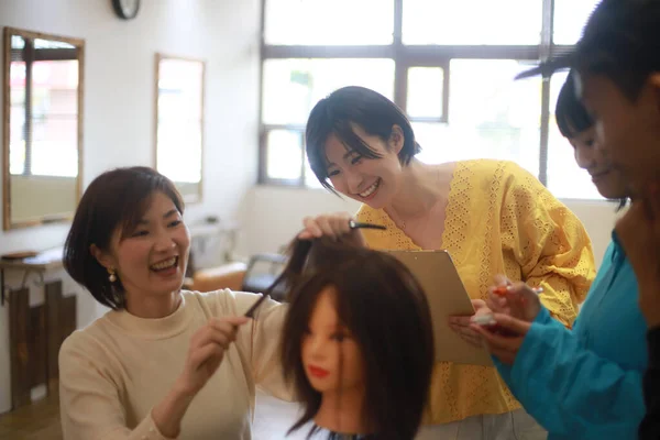 Grupo Personas Asiáticas Masterclass Peinado Profesional —  Fotos de Stock