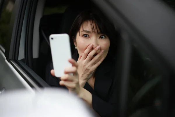 Piękny Azji Młody Kobieta Biorąc Zdjęcia Smartphone Samochód — Zdjęcie stockowe