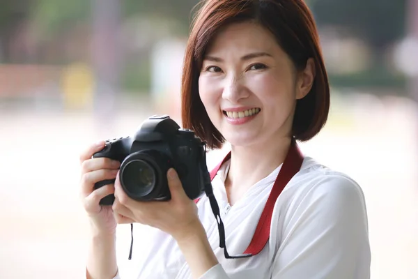 Junge Schöne Asiatische Frau Fotografin Park — Stockfoto