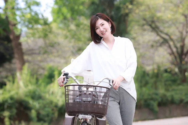 Bela Asiático Jovem Mulher Bicicleta — Fotografia de Stock
