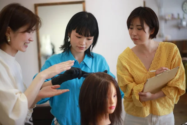 Grupo Personas Asiáticas Masterclass Peinado Profesional —  Fotos de Stock