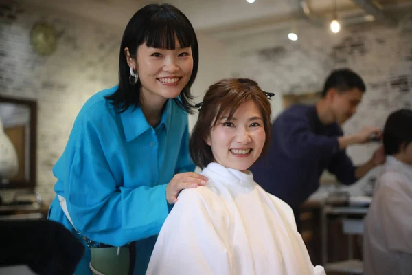 Coiffeur Coiffure Cheveux Client Dans Salon — Photo