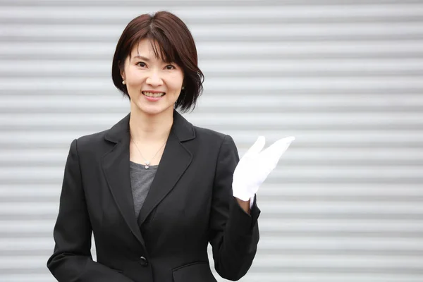 Beautiful Asian Young Businesswoman Showing Something — Stock Photo, Image