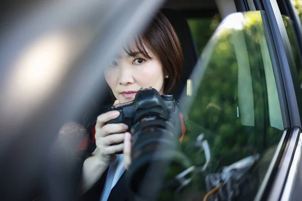 Schöne Asiatische Junge Frau Mit Kamera Auto Paparazzi — Stockfoto