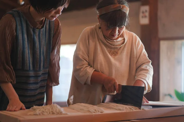 Азиатские Женщины Делают Лапшу Кухне — стоковое фото