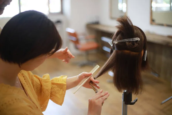 Friseur Macht Haarschnitt Zur Schaufensterpuppe — Stockfoto