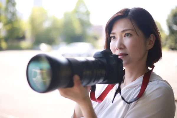 Dışarıda Kamerası Olan Güzel Asyalı Genç Bir Kadın — Stok fotoğraf