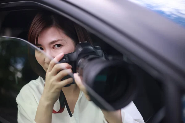 Belle Asiatique Jeune Femme Avec Caméra Dans Voiture Paparazzi — Photo
