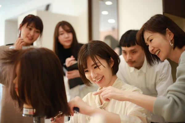 Étudiants Coiffeur Apprendre Faire Couper Les Cheveux — Photo