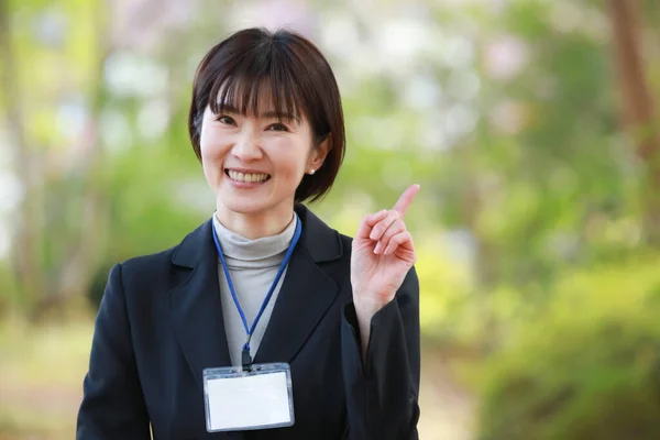 Jong Mooi Aziatisch Vrouw Wijzend Park — Stockfoto