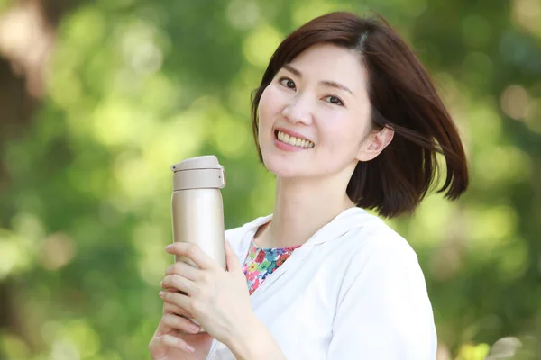 Schöne Asiatische Junge Frau Mit Thermoskanne Freien — Stockfoto