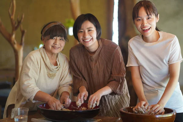 Portret Van Gelukkige Aziatische Vrouwen Die Soba Noedels Maken — Stockfoto