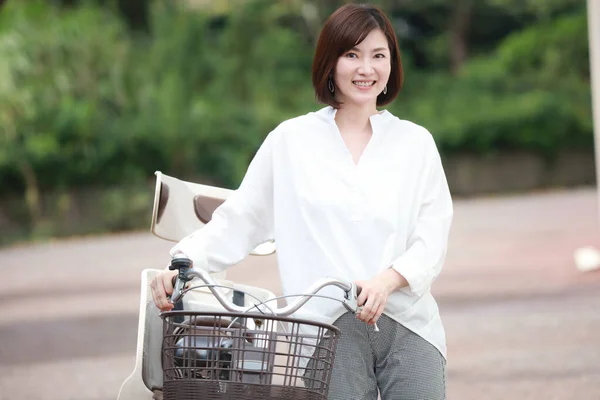 Vacker Asiatisk Ung Kvinna Cykel — Stockfoto