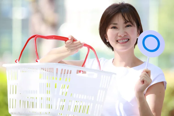 Mooie Aziatische Jonge Vrouw Met Boodschappenmandje Buiten — Stockfoto