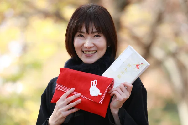Jong Mooi Aziatisch Vrouw Met Geschenken Park — Stockfoto