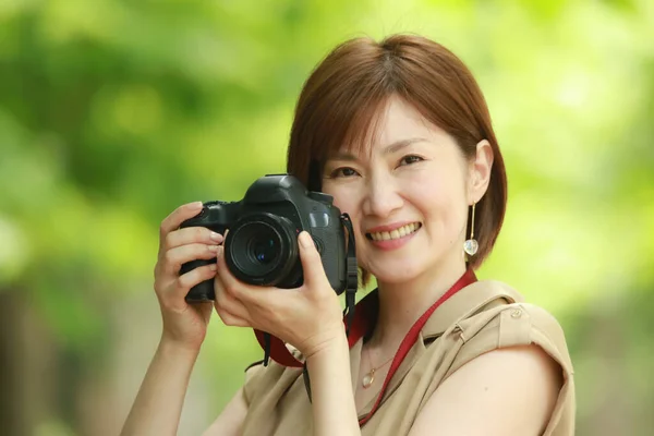 Portret Pięknej Azjatyckiej Młodej Kobiety Robiącej Zdjęcia — Zdjęcie stockowe