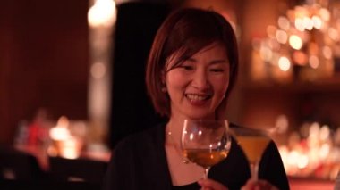 Barda alkol kokteyli içmek. 