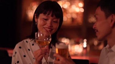 Barda alkol kokteyli içmek. 