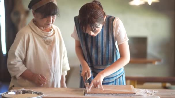 亚洲女人做荞麦面 — 图库视频影像