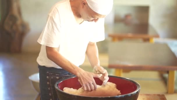 アジア系の先輩が生地麺を作って — ストック動画