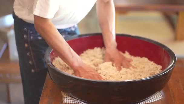 资深亚洲厨师做面团 — 图库视频影像