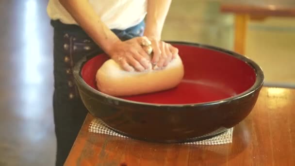 Sênior Asiático Homem Fazendo Massa Macarrão — Vídeo de Stock