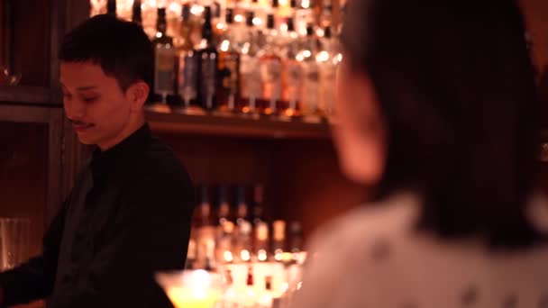 在酒吧喝烈性酒 — 图库视频影像